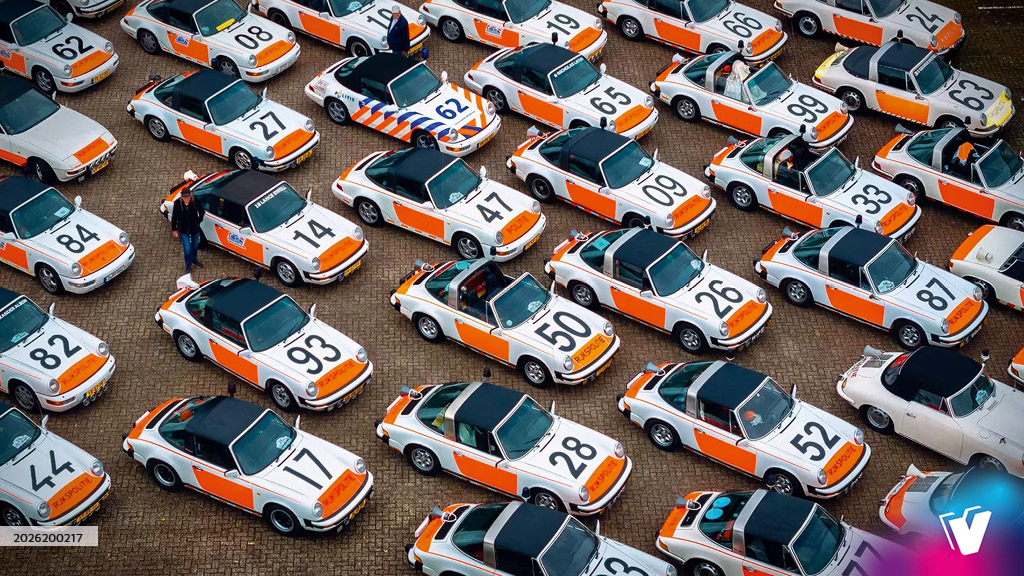  Belettering en striping van diverse Rijkspolitie Porsches, Range Rover en motoren.
