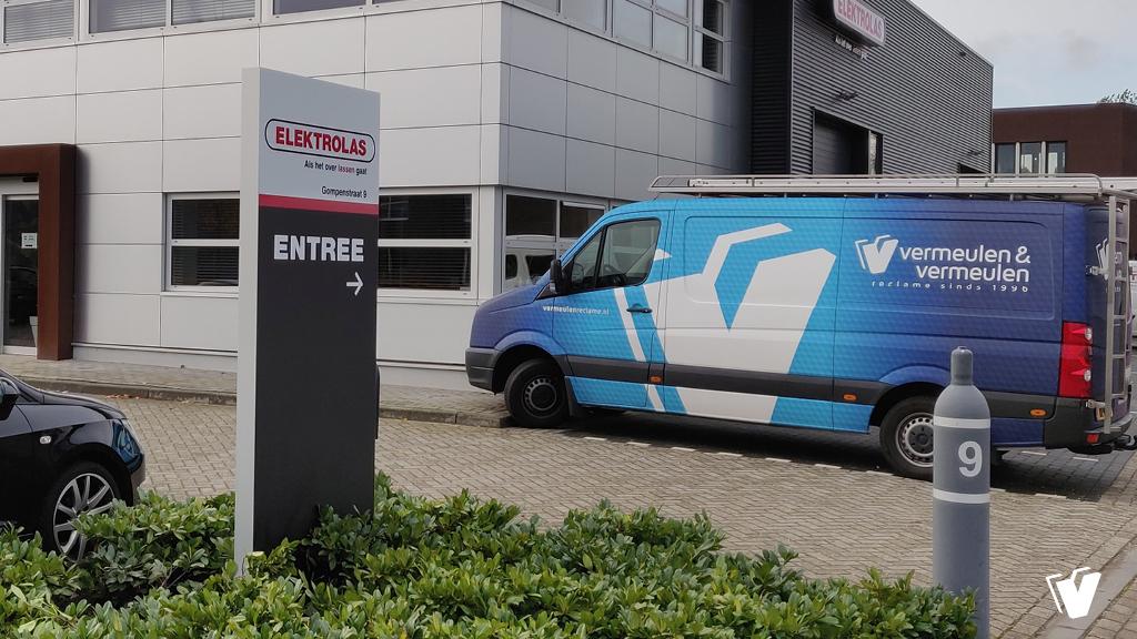 Zuil Elektrolas voorzien van matte foliebelettering