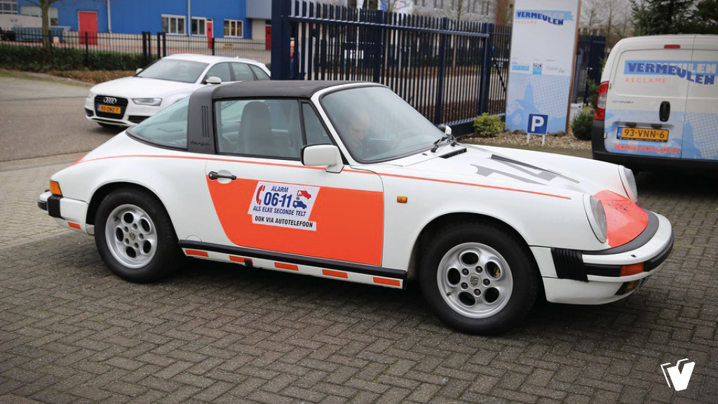  Belettering en striping van diverse Rijkspolitie Porsches, Range Rover en motoren.