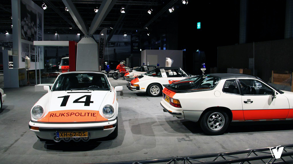  Belettering en striping van diverse Rijkspolitie Porsches, Range Rover en motoren.