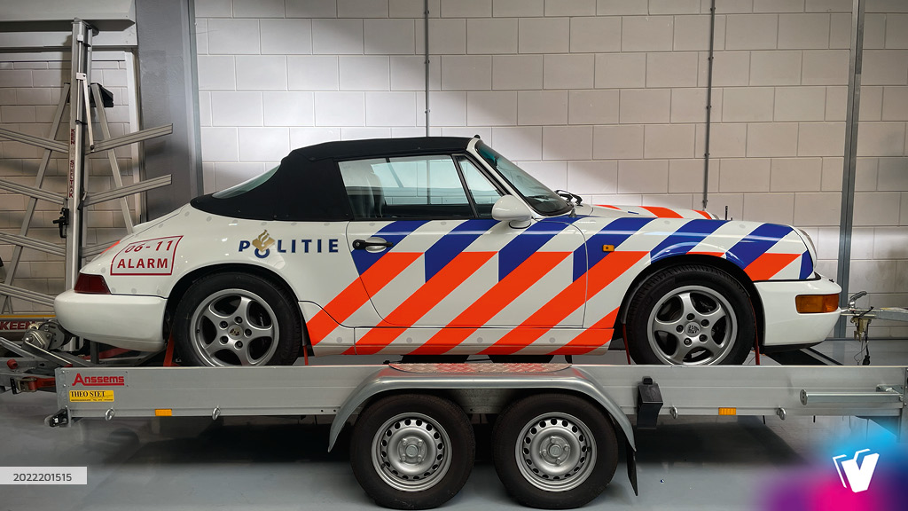  Belettering en striping van diverse Rijkspolitie Porsches, Range Rover en motoren.